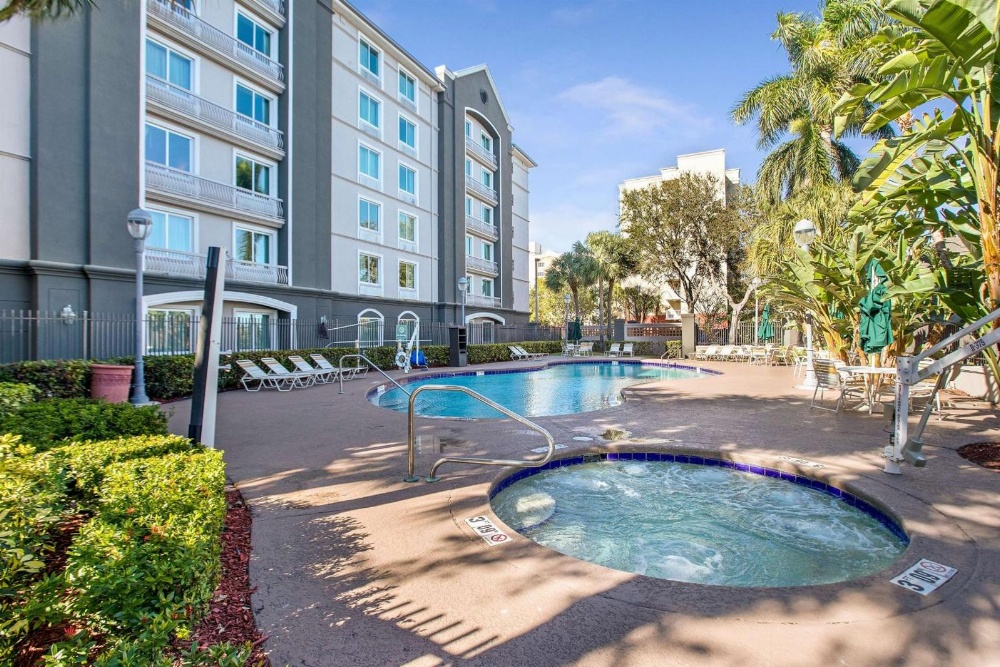 La Quinta Inn & Suites by Wyndham Fort Lauderdale Airport Main image